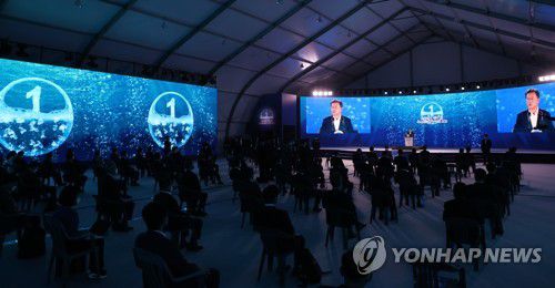 발언하는 문 대통령(인천=연합뉴스) 최재구 기자 = 문재인 대통령이 7일 인천광역시 서구 현대모비스 수소연료전지공장 투자 예정지에서 열린 수소경제 성과 및 수소 선도국가 비전보고에서 발언하고 있다. 2021.10.7 jjaeck9@yna.co.kr