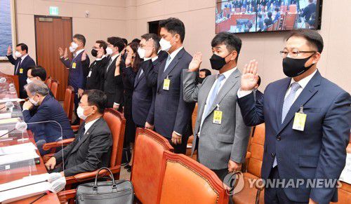 증인선서하는 기업인들(서울=연합뉴스) 하사헌 기자 = 7일 서울 여의도 국회에서 열린 산업통상자원중소벤처기업위원회의 중소벤처기업부 등에 대한 국정감사에서 노태문 삼성전자 사장(왼쪽부터), 김장욱 이마트24 대표, 김범수 카카오 의장, 김기홍 한국인터넷PC카페 협동조합장, 김범준 우아한형제들 대표, 조지현 공간대여 대표, 류긍선 카카오모빌리티 대표, 정우진 NHN 대표, 공기중 네이버 부사장, 최일규 SK텔레콤 부사장이 증인선서를 하고 있다. 2021.10.7 [국회사진기자단] toadboy@yna.co.kr