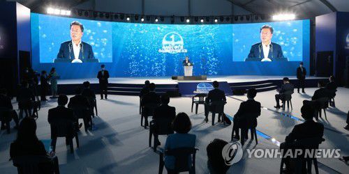 발언하는 문 대통령(인천=연합뉴스) 최재구 기자 = 문재인 대통령이 7일 인천광역시 서구 현대모비스 수소연료전지공장 투자 예정지에서 열린 수소경제 성과 및 수소 선도국가 비전보고에서 발언하고 있다. jjaeck9@yna.co.kr