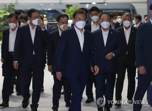 퇴장하는 문재인 대통령(인천=연합뉴스) 최재구 기자 = 문재인 대통령이 7일 인천광역시 서구 현대모비스 수소연료전지공장 투자 예정지에서 열린 수소경제 성과 및 수소 선도국가 비전 보고와 차세대 수소연료전지 특화단지 기공식을 마친 후 행사장을 떠나고 있다. 2021.10.7 jjaeck9@yna.co.kr