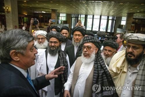 2019년 모스크바에서 탈레반 대표단을 만난 자미르 카불로프(왼쪽). [AP 연합뉴스 자료사진. 재판매 및 DB 금지]