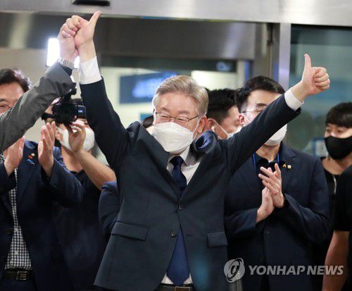 이재명, 부울경 압승하며 연승가도(부산=연합뉴스) 손형주 기자 = 2일 오후 부산항국제전시컨벤션센터(BPEX)에서 열린 더불어민주당 대선 후보 선출을 위한 부산·울산·경남 순회경선에서 득표율 55.34%로 1위에 오른 이재명 후보가 두 손을 번쩍 들며 지지자들에게 인사하고 있다. 2021.10.2 handbrother@yna.co.kr