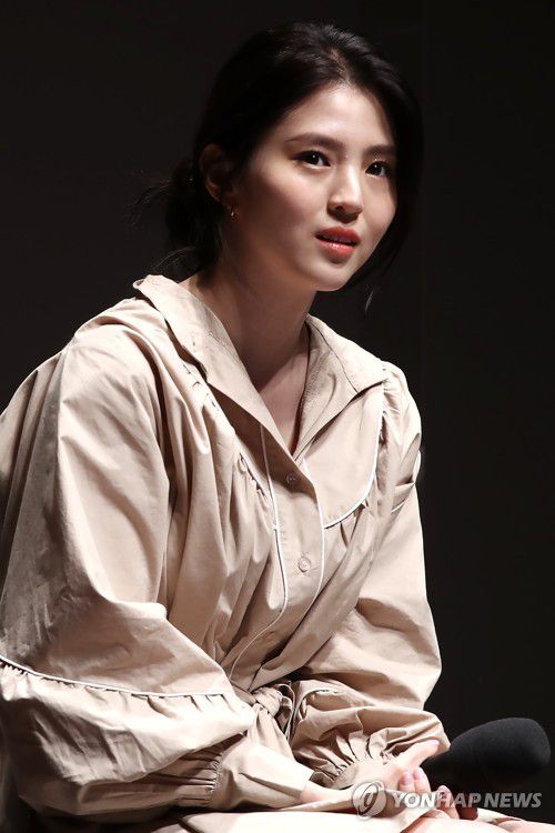 한소희, 빠져드는 미모(부산=연합뉴스) 진연수 기자 = 배우 한소희가 7일 오후 부산 해운대구 하늘연극장에서 열린 제26회 부산국제영화제 초청작인 넷플릭스 시리즈 '마이네임' 관객과의 대화(GV)에서 질문을 듣고 있다. 2021.10.7 jin90@yna.co.kr