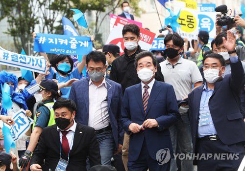 경기 합동연설회 참석하는 이낙연(수원=연합뉴스) 홍기원 기자 = 더불어민주당 이낙연 대선 경선 후보가 9일 오후 경기도 수원시 영통구 수원컨벤션센터에서 열린 경기 합동연설회에 참석하고 있다. 2021.10.9 xanadu@yna.co.kr