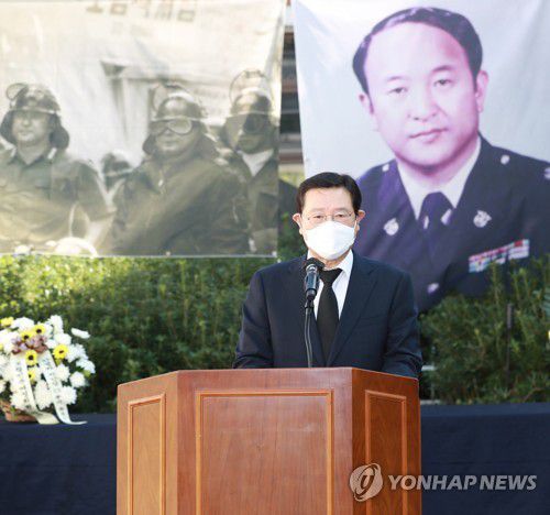 '5·18 발포거부' 故 안병하 치안감 추모식(광주=연합뉴스) 9일 오후 광주 동구 옛 전남도청 앞에서 열린 고(故) 안병하 치안감 추모식에서 이용섭 광주시장이 추모사를 하고 있다. 2021.10.9 [광주시 제공. 재판매 및 DB 금지] iny@yna.co.kr