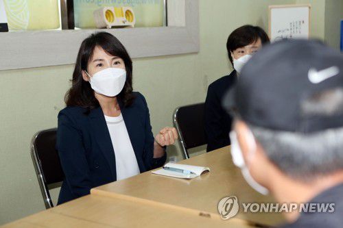 대구 찾은 이재명 지사 부인 김혜경 씨더불어민주당 대권 주자인 이재명 경기도지사의 부인 김혜경씨가 지난 9월 3일 대구 달서구 미혼모·한부모가정돕기 '아가쏘잉 협동조합'을 방문해 관계자들과 얘기를 하고 있다. [연합뉴스 자료사진]