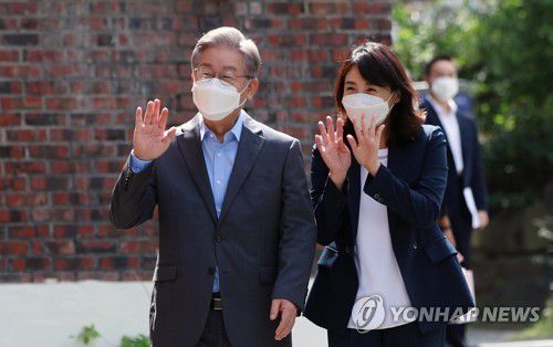 손 흔드는 이재명 부부더불어민주당 대선 예비후보인 이재명 경기도지사와 부인 김혜경씨가 지난 9월 18일 오전 광주 남구 한 미혼모 시설을 방문하고 나와 인근 시설 관계자들과 인사하고 있다. [연합뉴스 자료사진]