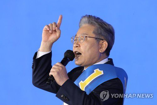 정견발표하는 이재명 후보(서울=연합뉴스) 더불어민주당 이재명 대선 경선 후보가 10일 오후 서울 송파구 SK올림픽핸드볼경기장에서 열린 제20대 대통령선거 후보자 선출을 위한 서울 합동연설회에서 정견발표를 하고 있다. 2021.10.10 [국회사진기자단] toadboy@yna.co.kr
