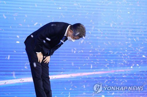 허리 숙여 인사하는 이재명 대선 후보(서울=연합뉴스) 더불어민주당 제20대 대통령 후보에 선출된 이재명 경기도지사가 10일 오후 서울 송파구 올림픽공원 SK올림픽핸드볼경기장에서 열린 서울 합동연설회에서 후보자 수락 연설을 앞두고 허리 숙여 인사하고 있다. 2021.10.10 [국회사진기자단] toadboy@yna.co.kr