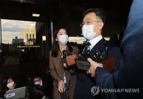 '화천대유 대주주' 김만배 검찰 소환(서울=연합뉴스) 이정훈 기자 = 대장동 개발 로비·특혜 의혹의 핵심 인물인 화천대유자산관리(화천대유) 대주주 김만배 씨가 11일 오전 서울 서초구 서울중앙지검에 피의자 신분으로 출석하고 있다. 2021.10.11 uwg806@yna.co.kr