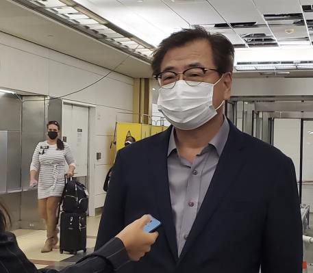 미국 방문한 서훈 청와대 국가안보실장(워싱턴=연합뉴스) 백나리 특파원 = 서훈 청와대 국가안보실장이 11일(현지시간) 미 워싱턴DC 인근 로널드 레이건 공항에서 특파원들과 만나 질문에 답하고 있다. 2021.10.11. photo@yna.co.kr