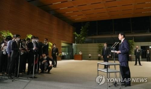 (도쿄 교도=연합뉴스) 기시다 후미오 일본 총리가 지난 7일 저녁 관저 로비에서 약식 기자회견을 열어 블라디미르 푸틴 러시아 대통령과의 전화 통화 내용을 설명하고 있다.