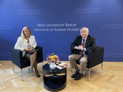 문정인 세종연구소 이사장 (베를린=연합뉴스) 이 율 특파원 = 문정인 세종연구소 이사장이 11일 독일 베를린자유대 한국학연구소가 온·오프라인 하이브리드로 개최한 '2021년 김대중 연례특강' 연사로 나서 '핵, 평화, 한국의 미래'에 대해 강연했다. 2021.10.11