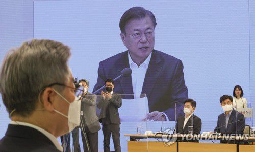 문 대통령 발언 듣는 이재명-원희룡(서울=연합뉴스) 이진욱 기자 = 이재명 경기도지사(왼쪽)와 원희룡 제주도지사(오른쪽 두번째)가 13일 오전 청와대에서 열린 제2차 한국판 뉴딜 전략회의에 참석, 문재인 대통령 발언을 듣고 있다. 2020.10.13 cityboy@yna.co.kr