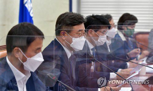 발언하는 윤호중 원내대표(서울=연합뉴스) 하사헌 기자 = 더불어민주당 윤호중 원내대표가 12일 국회에서 열린 국정감사 대책회의에서 발언하고 있다. 2021.10.12 [국회사진기자단] toadboy@yna.co.kr