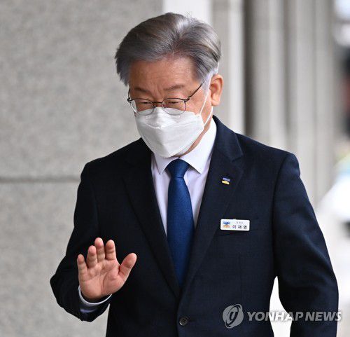 더불어민주당 이재명 후보(수원=연합뉴스) 홍기원 기자 = 더불어민주당 제20대 대통령 후보로 선출된 이재명 경기도지사가 12일 오전 경기도 수원시 경기도의회에서 열린 제355회 임시회 제2차 본회의에 출석하기 위해 이동하고 있다. 2021.10.12 [공동취재] xanadu@yna.co.kr