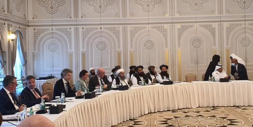 12일 카타르 도하에서 미국-EU 외교 대표단과 연석회의를 하는 탈레반 지도부.[탈레반 SNS 홍보 계정 캡처. 재판매 및 DB 금지]