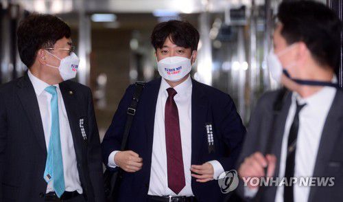 최고위원회의 참석하는 이준석 대표(서울=연합뉴스) 하사헌 기자 = 국민의힘 이준석 대표가 7일 서울 여의도 국회에서 열린 최고위원회의에 참석하고 있다. 2021.10.7 [국회사진기자단] toadboy@yna.co.kr