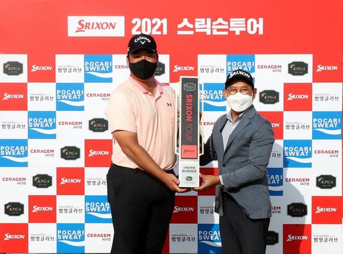 정찬민(왼쪽)과 홍순성 던롭스포츠코리아 대표.[KPGA 제공. 재판매 및 DB 금지]