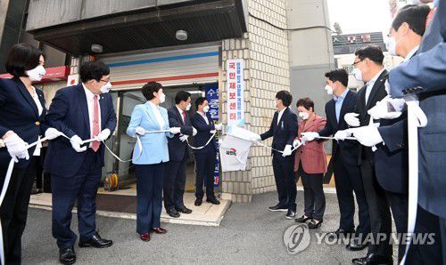 대장동 게이트 국민제보센터 현판 제막하는 국민의힘(수원=연합뉴스) 국민의힘 이준석 대표, 김기현 원내대표를 비롯한 당 지도부와 의원들이 14일 오전 경기도 수원시 장안구 국민의힘 경기도당에서 열린 '이재명 판교대장동 게이트 국민제보센터' 현판식에서 가림막을 걷고 있다. 2021.10.14 [국회사진기자단] toadboy@yna.co.kr