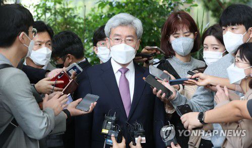 금융위원장 "전세 대출 중단 없도록 하겠다"(서울=연합뉴스) 한종찬 기자 = 고승범 금융위원회 위원장이 14일 오전 서울 여의도 금융투자협회에서 열린 투자자 교육 플랫폼 '알투플러스' 오픈 기념회에 참석한 뒤 취재진 질문에 답하고 있다. 이날 고 위원장은 "10월과 11월, 12월 중 전세 대출에 대해서는 총량 관리를 하는 데 있어 유연하게 대응하도록 할 생각"이라며 "전세 대출 증가로 인해 가계대출 잔액 증가율 목표가 6%대로 증가하더라도 용인하려고 한다"고 말했다. 2021.10.14 saba@yna.co.kr