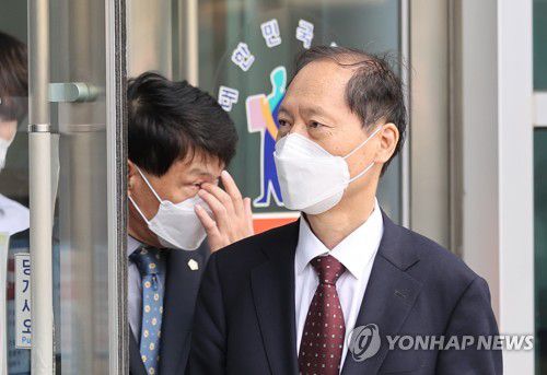 법정 나서는 윤석열 법률대리인들(서울=연합뉴스) 임화영 기자 = 윤석열 전 검찰총장이 법무부 장관을 상대로 낸 징계처분 취소 청구 소송의 1심 판결이 원고 패소한 14일 오후 서울 서초구 서울행정법원에서 윤 전 총장의 법률대리인인 이완규(오른쪽), 손경식 변호사가 법정을 나서고 있다. 2021.10.14 hwayoung7@yna.co.kr