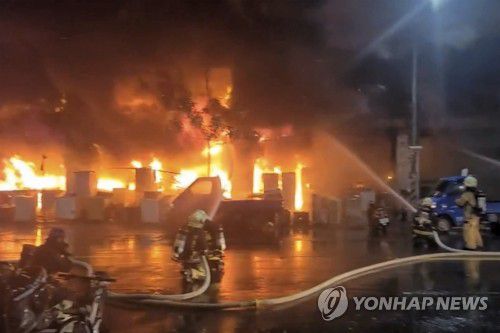 불 난 대만 가오슝 주상복합건물…9명 사망·44명 부상(가오슝 AP=연합뉴스) 14일 대만 남부 가오슝의 13층짜리 주상복합건물에서 소방대원들이 화재진압을 벌이고 있다. 소방당국은 120가구가 거주하는 이 건물에 불이 나 9명이 숨지고 44명이 부상했다고 밝혔다. [EBC 제공 영상 캡처. 판매·DB 금지] sungok@yna.co.kr