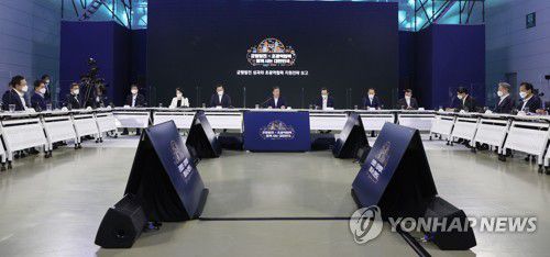 발언하는 문재인 대통령(세종=연합뉴스) 최재구 기자 = 문재인 대통령이 14일 오후 세종시 정부세종컨벤션센터에서 열린 '균형 발전 성과와 초광역협력 지원전략 보고'행사에서 발언하고 있다. jjaeck9@yna.co.kr