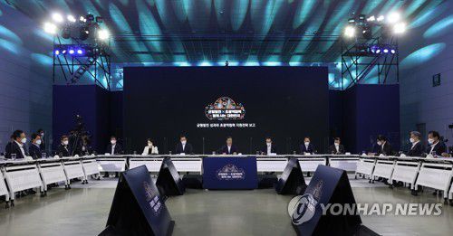 발언하는 문재인 대통령(세종=연합뉴스) 최재구 기자 = 문재인 대통령이 14일 오후 세종시 정부세종컨벤션센터에서 열린 '균형발전 성과와 초광역협력 지원전략 보고'행사에서 발언하고 있다. 2021.10.14 jjaeck9@yna.co.kr