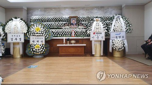 조화 놓인 이완구 전 총리 빈소(서울=연합뉴스) 홍준석 기자 = 14일 오후 서울 강남 성모병원 장례식장에 마련된 이완구 전 총리 빈소에 김부겸 국무총리, 박병석 국회의장, 국민의힘 이준석 대표, 더불어민주당 송영길 대표 조화가 놓여 있다. 2021.10.14 honk0216@yna.co.kr