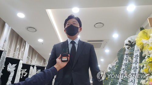 이완구 전 총리 빈소 찾은 유승민(서울=연합뉴스) 홍준석 기자 = 국민의힘 유승민 대선 경선 후보가 14일 오후 서울 강남 성모병원 장례식장에 마련된 이완구 전 총리 빈소를 찾아 조문을 마치고 나오고 있다. 2021.10.14 honk0216@yna.co.kr