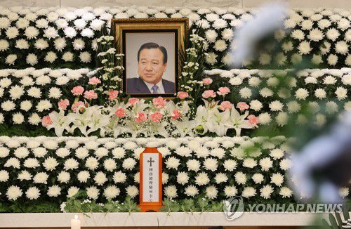 '충청 대망론' 이완구 전 총리 별세(서울=연합뉴스) 서명곤 기자 = 14일 오후 서울 서초구 서울성모병원 장례식장에 마련된 이완구 전 국무총리의 빈소에 영정사진이 놓여있다.       이 전 총리는 2012년 혈액암의 일종인 다발성골수증을 진단받은 이후 골수이식을 받고 건강을 회복했다가 2016년에 이어 최근 혈액암이 재발하며 투병 생활을 이어온 것으로 전해졌다.  2021.10.14 seephoto@yna.co.kr