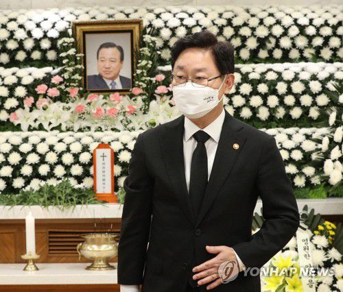 이완구 전 총리 빈소 찾은 박범계 장관(서울=연합뉴스) 안정원 기자 = 박범계 법무부 장관이 14일 오후 서울 서초구 서울성모병원 장례식장에 마련된 고(故) 이완구 전 국무총리의 빈소를 찾아 조문을 하고 있다. 2021.10.14 jeong@yna.co.kr