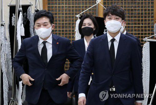 이완구 전 총리 빈소 방문하는 이준석-원희룡(서울=연합뉴스) 안정원 기자 = 국민의힘 이준석 대표와 원희룡 대선 경선 후보가 14일 서울 서초구 서울성모병원 장례식장에 마련된 고(故) 이완구 전 국무총리 빈소를 방문하고 있다. 2021.10.14 jeong@yna.co.kr