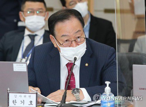 질의하는 한기호 의원(계룡=연합뉴스) 김준범 기자 = 국민의힘 한기호 의원이 14일 오전 충남 계룡대에서 열린 국회 국방위원회의 공군본부에 대한 국정감사에 질의하고 있다. 2021.10.14 [공동취재] psykims@yna.co.kr