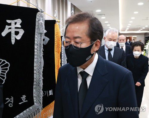 이완구 전 총리 빈소 찾은 홍준표(서울=연합뉴스) 홍해인 기자 = 국민의힘 홍준표 대선 경선 후보가 15일 오전 서울 서초구 서울성모병원장례식장에 마련된 고(故) 이완구 전 국무총리 빈소를 방문하고 있다. 2021.10.15 hihong@yna.co.kr