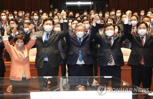 이재명 후보와 민주당 의원들(서울=연합뉴스) 전수영 기자 = 이재명 대선 후보가 15일 오전 서울 국회에서 열린 더불어민주당 의원총회에 참석해 송영길 당대표 등 의원들과 함께 대선 승리를 다짐하고 있다. 2021.10.15 [국회사진기자단] swimer@yna.co.kr