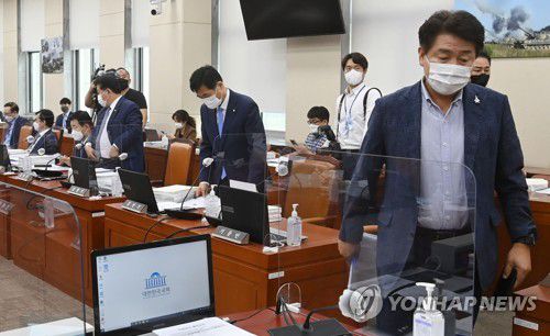 국방위 국감장 나서는 여당 의원(서울=연합뉴스) 전수영 기자 = 여당 간사인 기동민 의원(오른쪽)과 더불어민주당 의원들이 15일 오전 국회 국방위원회 국정감사장을 나서고 있다. 이날 오전 국정감사는 공제회의 대장동 투자 손실을 둘러싼 여야 충돌 탓에 파행했다. 2021.10.15 [국회사진기자단] swimer@yna.co.kr