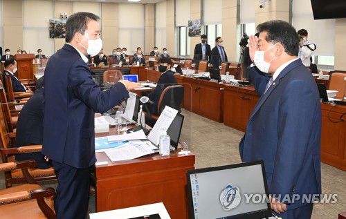 언쟁하는 여야 의원(서울=연합뉴스) 전수영 기자 = 야당 간사인 국민의힘 성일종 의원(왼쪽)과 더불어민주당 김병주 의원이 15일 오전 국회 국방위원회 국정감사 회의장에서 야당의 피케팅과 관련해 언쟁을 벌이고 있다. 이날 오전 국정감사는 공제회의 대장동 투자 손실을 둘러싼 여야 충돌 탓에 파행했다. 2021.10.15 [국회사진기자단] swimer@yna.co.kr