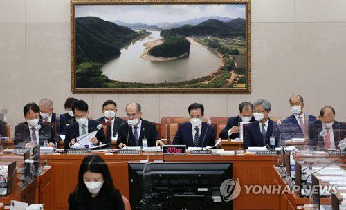 국회 농해수위 국감(서울=연합뉴스) 전수영 기자 = 이성희 농협중앙회장 등 피감기관장들이 15일 오전 서울 여의도 국회에서 열린 농림축산식품해양수산위원회의 농협중앙회, 농협경제지주, 농협금융지주, 농협은행 등에 대한 국정감사에서 감사를 준비하고 있다.  2021.10.15 [국회사진기자단] swimer@yna.co.kr