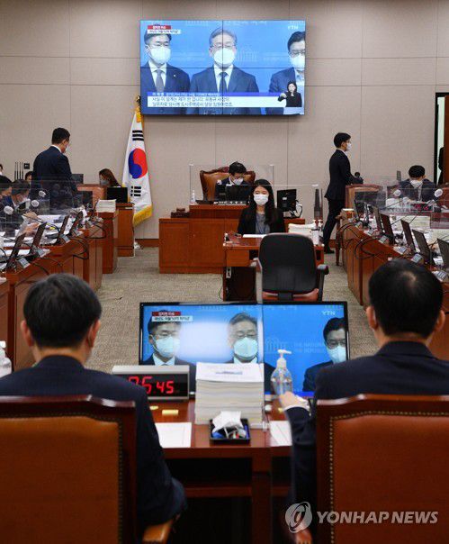 법사위 국정감사장에 등장한 민주당 이재명 대선 후보 영상(서울=연합뉴스) 안정원 기자 = 15일 오전 서울 여의도 국회에서 열린 법제사법위원회의 서울고등법원 등에 대한 국정감사에서 더불어민주당 대선 후보인 이재명 경기도지사의 대장동 개발 사업 설계 관련 발언이 담긴 영상이 상영되고 있다. 2021.10.15 [국회사진기자단] jeong@yna.co.kr