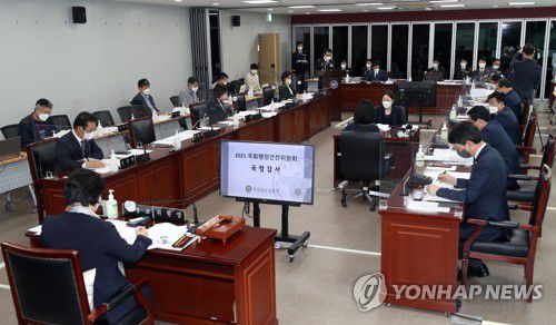 전남경찰청 국정감사(무안=연합뉴스) 정회성 기자 = 15일 오후 전남 무안군 삼향읍 전남경찰청에서 국회 행정안전위원회의 전남경찰청에 대한 국정감사가 열리고 있다. 2021.10.15 hs@yna.co.kr