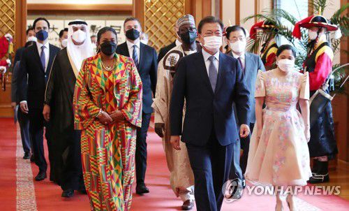 문 대통령, 주한대사 신임장 제정식 참석