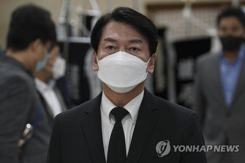 조문하는 안철수 대표(서울=연합뉴스) 한상균 기자 = 15일 서울성모병원 고(故) 이완구 전 국무총리 빈소에서 국민의당 안철수 대표가 조문하고 있다. 2021.10.15 [공동취재] xyz@yna.co.kr