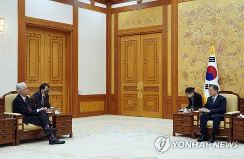 문 대통령, 미국 중앙정보국 국장 접견(서울=연합뉴스) 문재인 대통령이 15일 청와대 본관 접견실에서 윌리엄 번스 미 중앙정보국(CIA) 국장을 접견하고 있다. 2021.10.15  [청와대 제공. 재판매 및 DB금지] jjaeck9@yna.co.kr