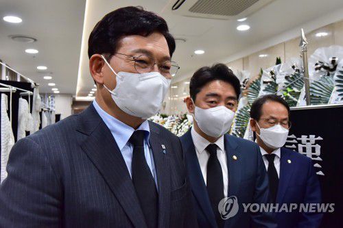 조문 온 송영길 대표(서울=연합뉴스) 한상균 기자 = 15일 서울성모병원 고(故) 이완구 전 국무총리 빈소에서 더불어민주당 송영길 대표가 조문하고 있다. 송 대표의 오른쪽은 민주당 강훈식 의원.  2021.10.15 [공동취재] xyz@yna.co.kr