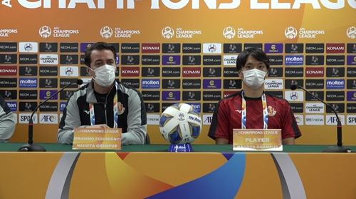 기자회견하는 나고야 그램퍼스 피카덴티 감독(왼쪽)과 나카타니 신노스케[전북 현대 유튜브 캡처. 재판매 및 DB 금지]