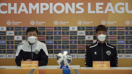 기자회견 참석한 김상식 전북 감독(왼쪽)과 홍정호[전북 현대 유튜브 캡처. 재판매 및 DB 금지]