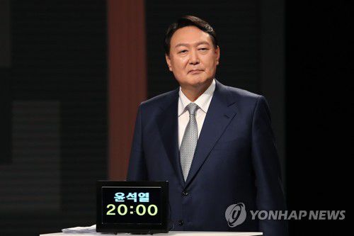 '1대1 맞수토론' 나선 윤석열(서울=연합뉴스) 전수영 기자 = 국민의힘 윤석열 대선 경선 후보가 15일 저녁 서울 마포구 상암동 MBC 사옥에서 열린 '1대1 맞수토론'에 참석해 토론을 준비하고 있다. 2021.10.15 [국회사진기자단] swimer@yna.co.kr