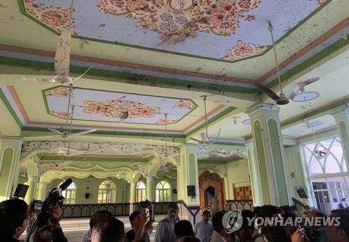 15일 발생한 칸다하르의 시아파 모스크 자폭테러 현장[AP=연합뉴스]